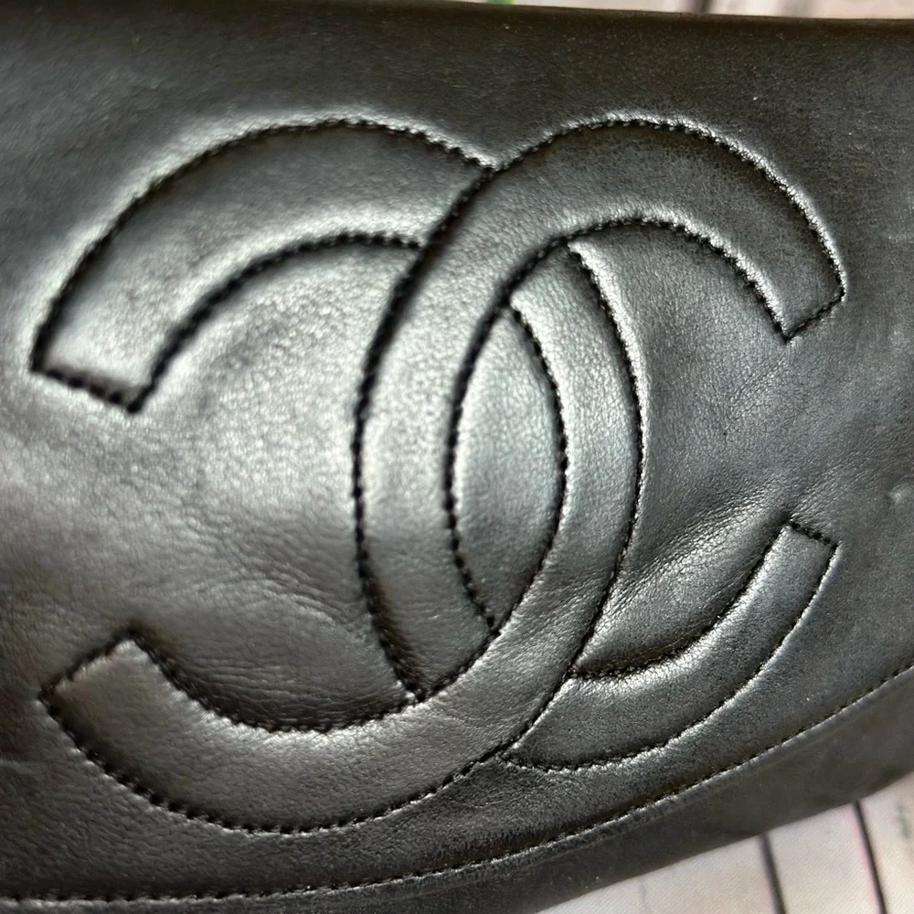 CHANEL Black and Gold Clutch with Iconic Design - Picture 7 of 10